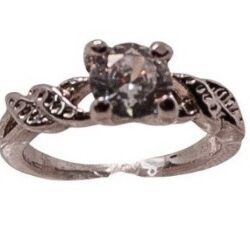 Elegante Zilverkleurige Ring met Kristalsteen